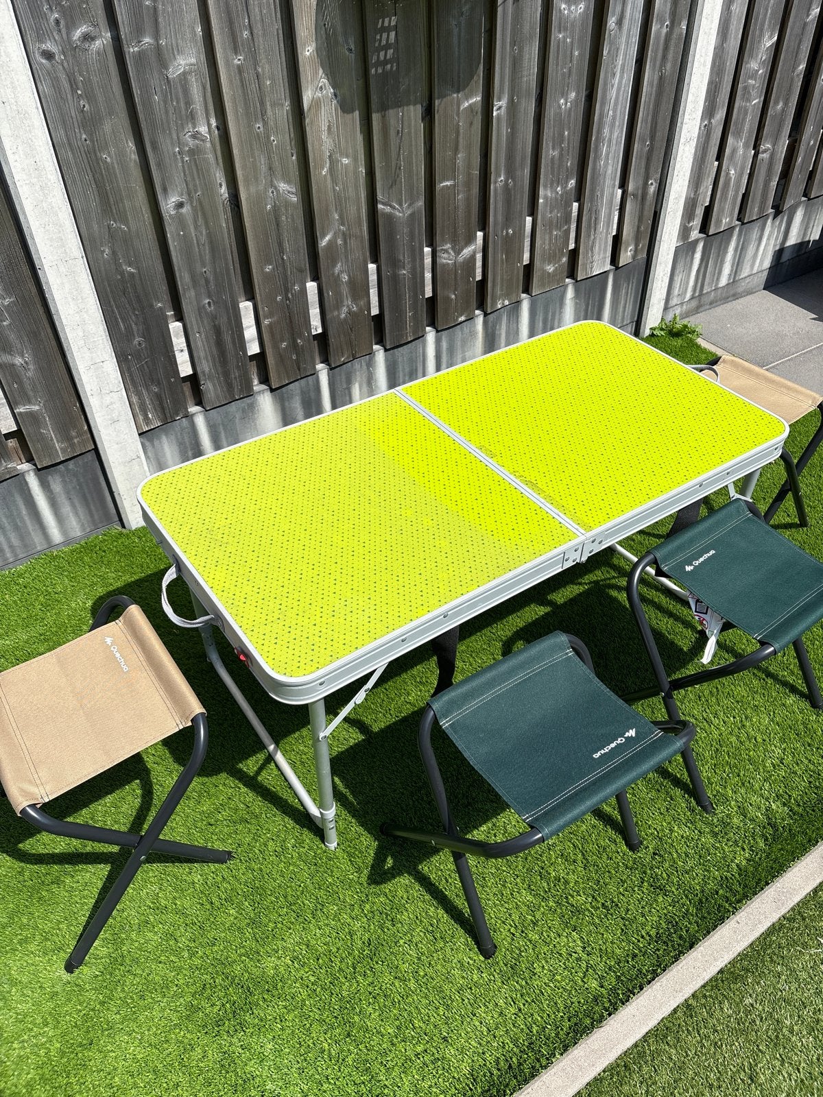 Campingtafel met 4 krukjes - Decathlon Quechua, Ophalen, Gebruikt