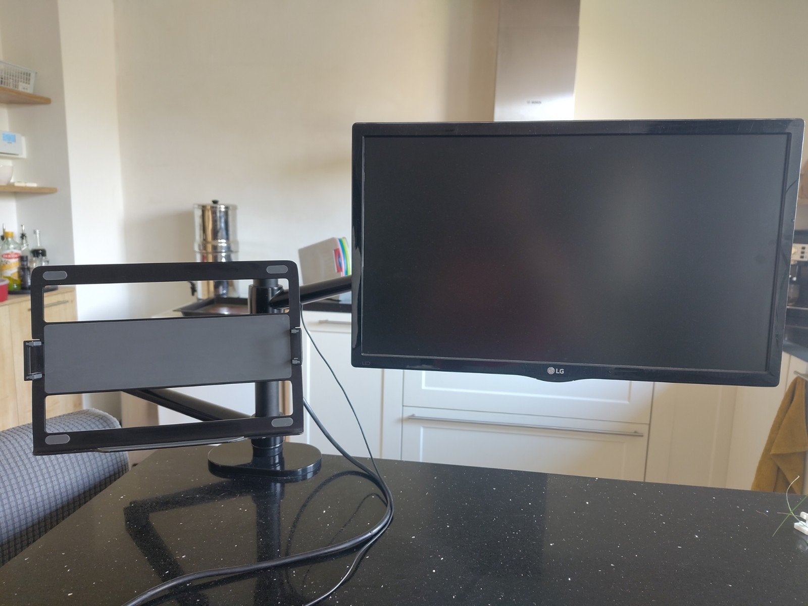 Monitorarm met LG monitor en tablet/laptophouder, Computers en Software, Monitoren, Gebruikt, HDMI, In hoogte verstelbaar, LG