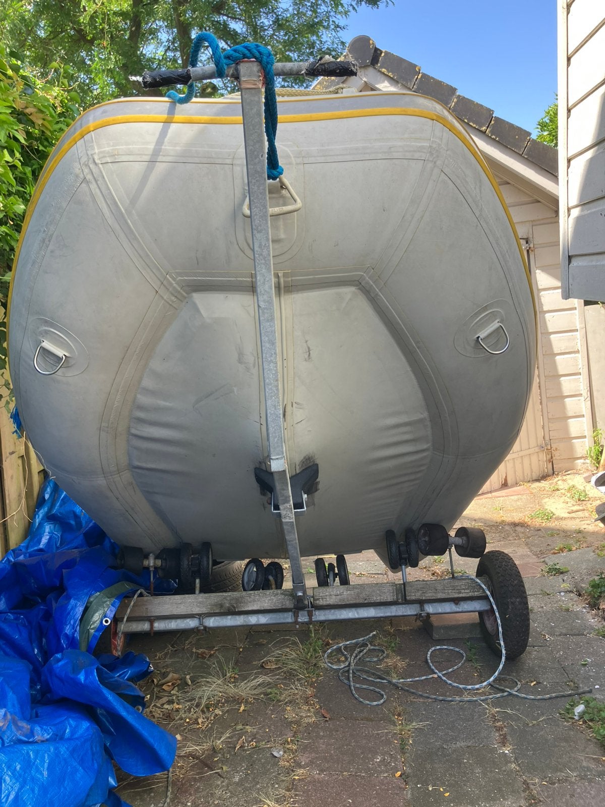 Elektrische pomp met accu , slot en bootkar, Ophalen, Zo goed als nieuw, Motor en Techniek, Zeilboot of Motorboot