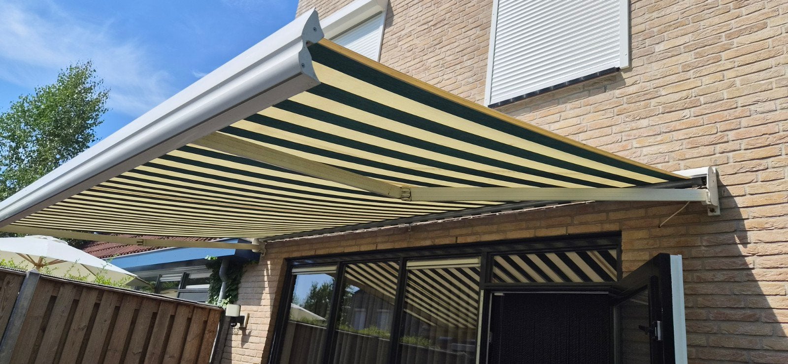 Knikarmscherm - Groen/Crème gestreept, Tuin en Terras, Zonneschermen, Ophalen, Gebruikt, 150 tot 300 cm, 250 cm tot 450 cm