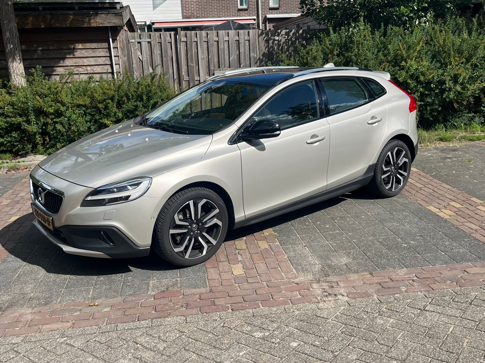 Volvo V40CC Cross Country 1.5 T3 152PK Geartronic 2018 Bruin, 1498 cc, Beige, 152 pk, Particulier