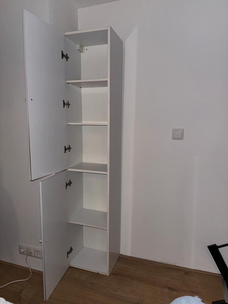 Witte smalle opbergkast met deuren, Huis en Inrichting, Kasten | Vitrinekasten, Ophalen, Minder dan 50 cm, Met deur(en), Zo goed als nieuw
