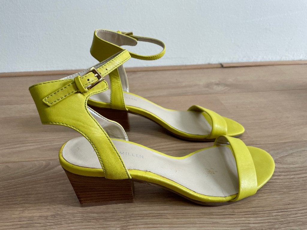 Sch52 - Nieuwe gele Karen Millen pumps maat 39 (1), Ophalen of Verzenden, Nieuw, Geel
