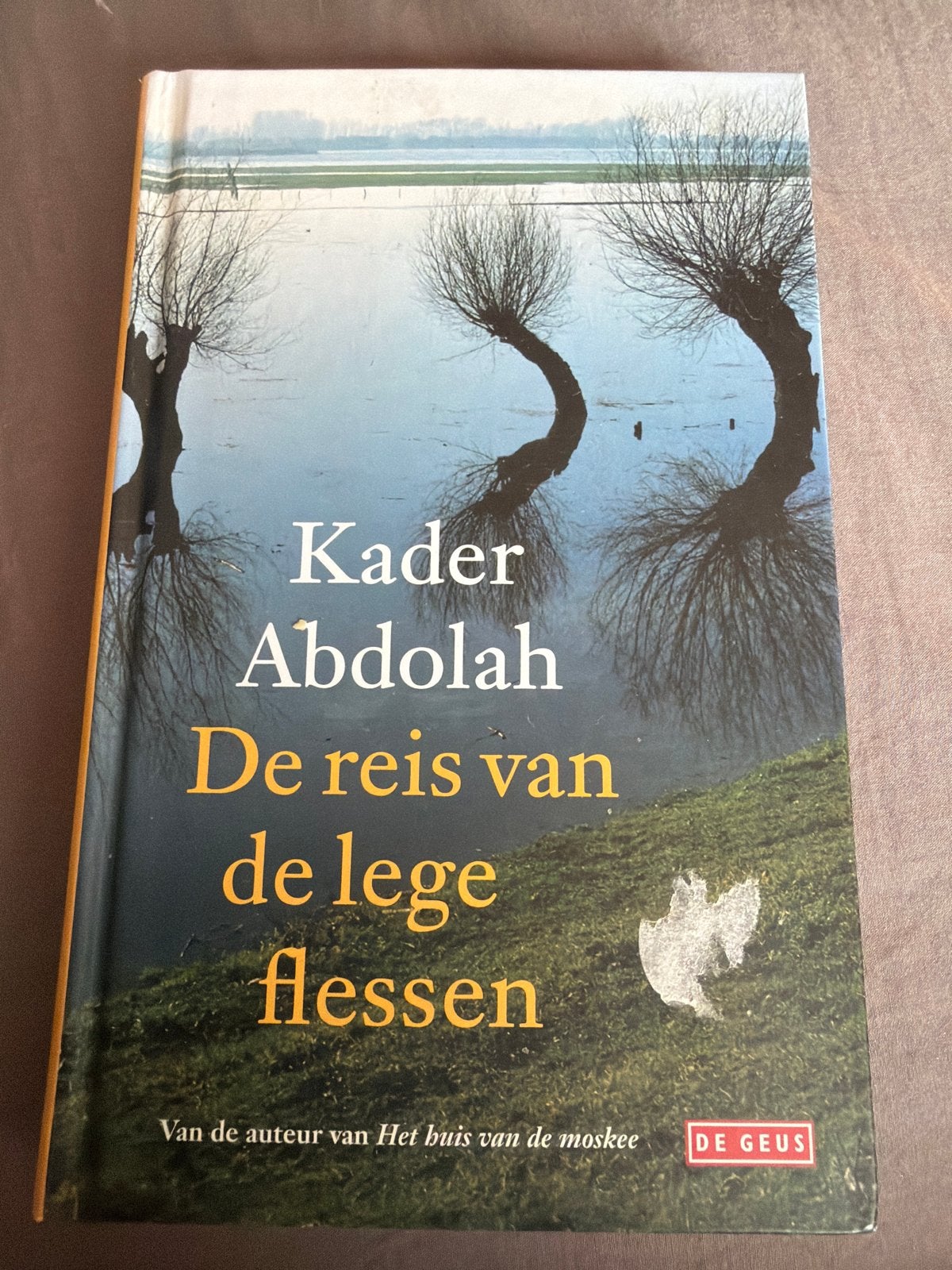NK.   Kader Abdolah - De reis van de lege flessen, Ophalen of Verzenden, Zo goed als nieuw, Nederland, Kader Abdolah
