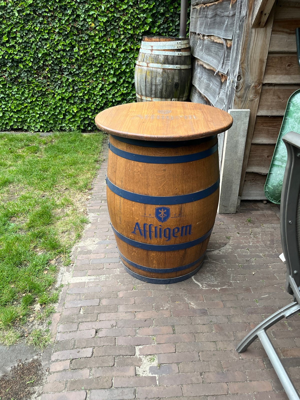 Affligem biervat bartafel met twee krukken, Gebruikt, Rond, Tot twee personen, Overige houtsoorten