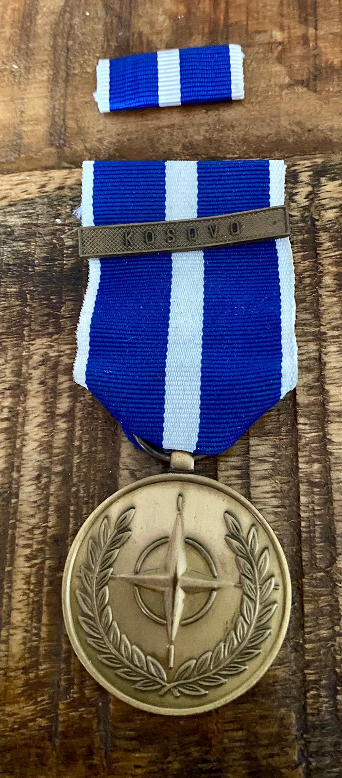 NAVO-medaille met gesp 'KOSOVO' en een bijbehorend baton., Verzenden, Landmacht, Nederland, Lintje, Medaille of Wings