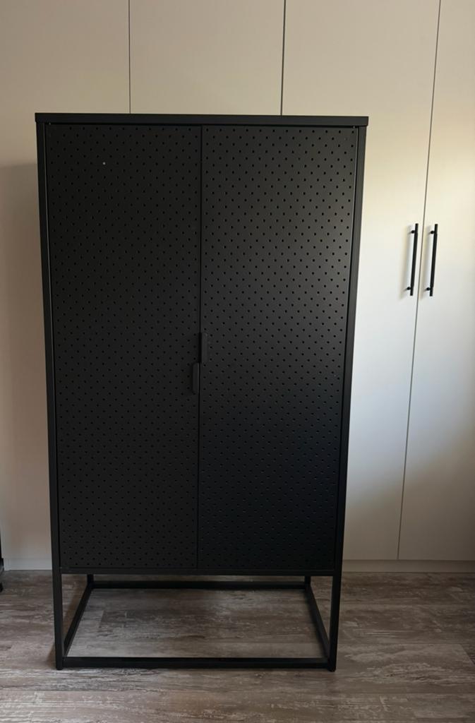 Zwarte kast Jysk, Huis en Inrichting, Kasten | Kledingkasten, Ophalen, Met deur(en), 50 tot 100 cm, Zo goed als nieuw