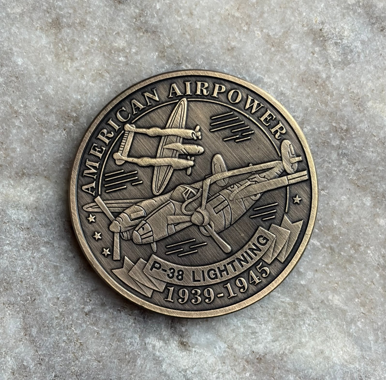 US Air Force P-38 WW2 lightning coin, Ophalen of Verzenden, Luchtmacht, Amerika, Embleem of Badge