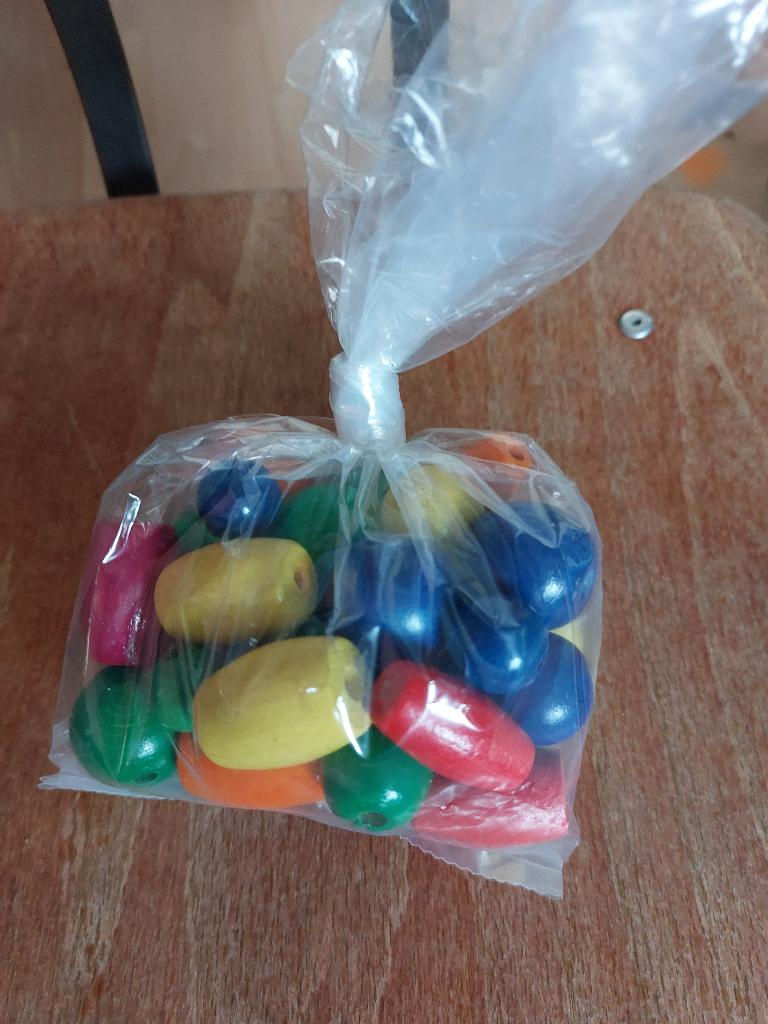 zakje gekleurde houten kralen, Ophalen of Verzenden, Zo goed als nieuw, Kraal