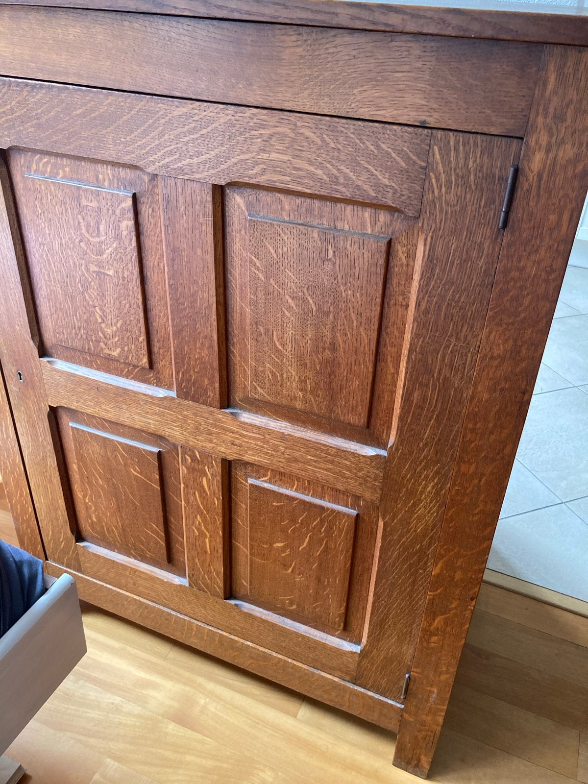 Vintage massief eikenhouten kast met reliëf en sleutel ipst, Ophalen