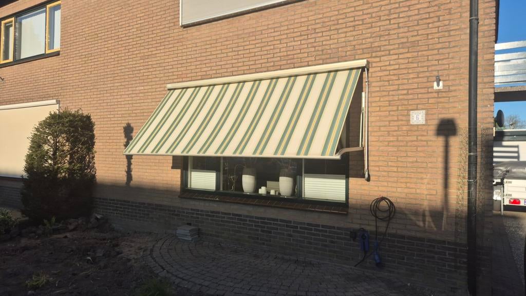 Uitvalscherm zonnescherm Luxaflex. Goede staat. 344cm breed, Tuin en Terras, Zonneschermen, Gebruikt, Uitvalscherm, Minder dan 150 cm
