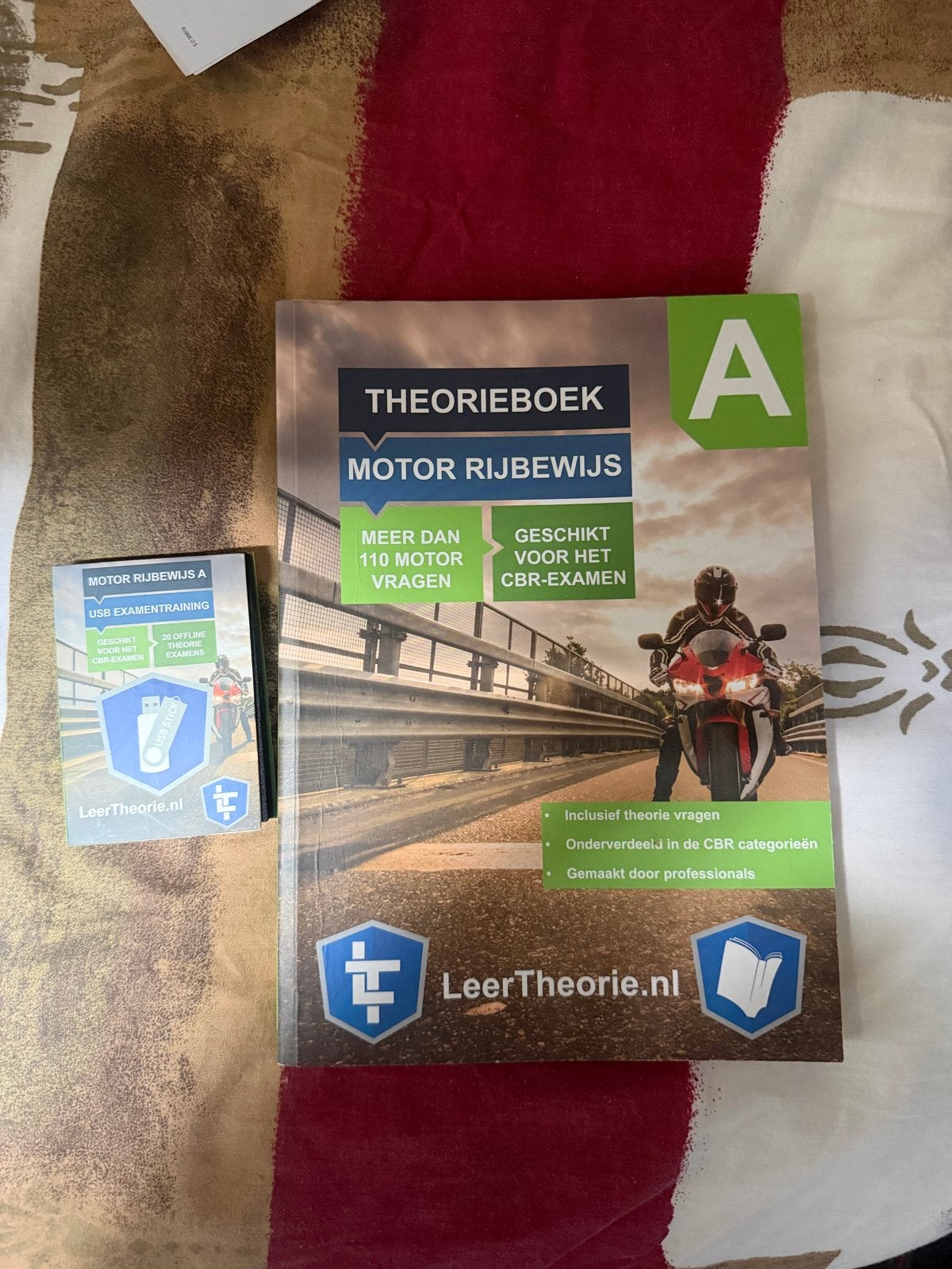 Motorrijbewijs Theorieboek A + USB Examentraining, Ophalen of Verzenden, Zo goed als nieuw, Overige niveaus