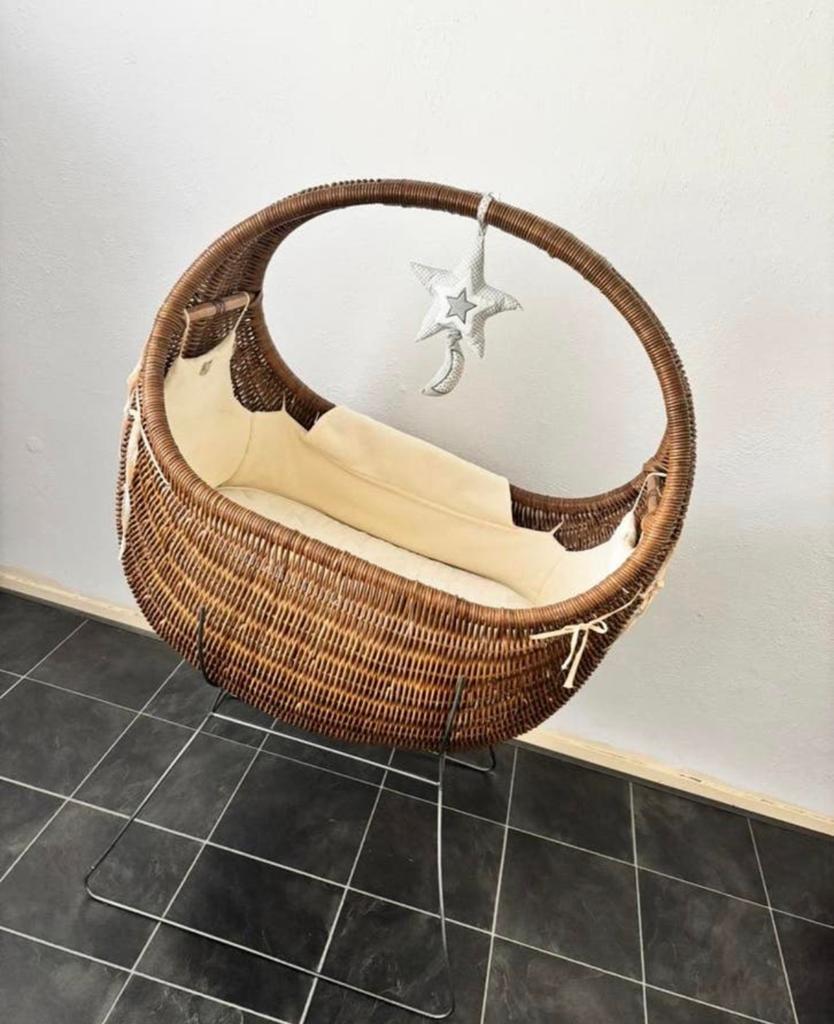 Celine rotan baby wieg bed bruin met beddengoed, Kinderen en Baby's, Babywiegjes en Ledikanten, Ophalen, Zo goed als nieuw, Wieg