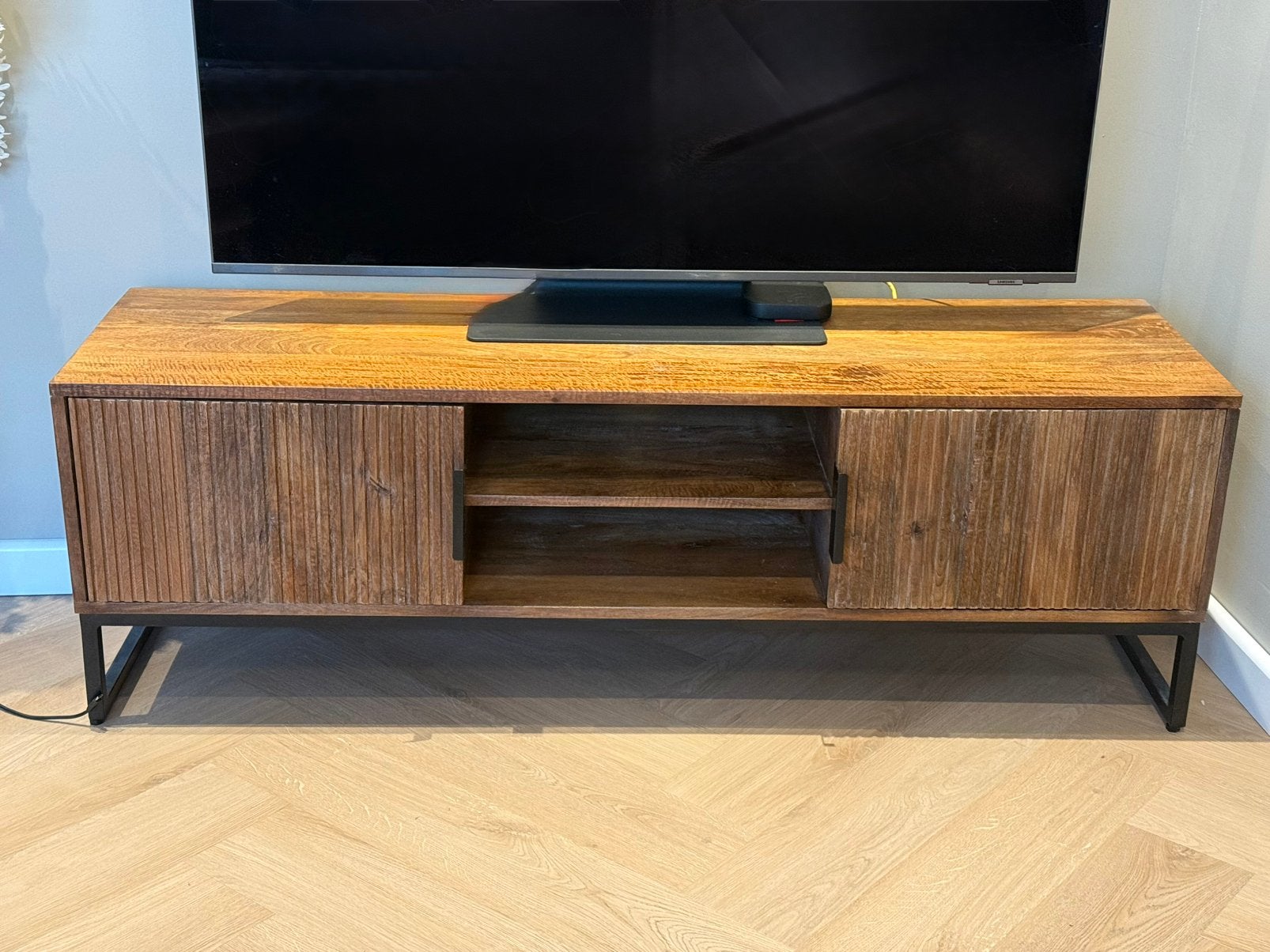 Mango hout tv meubel met ribbels, Huis en Inrichting, Kasten | Televisiemeubels, Ophalen, 100 tot 150 cm, Zo goed als nieuw, Minder dan 100 cm