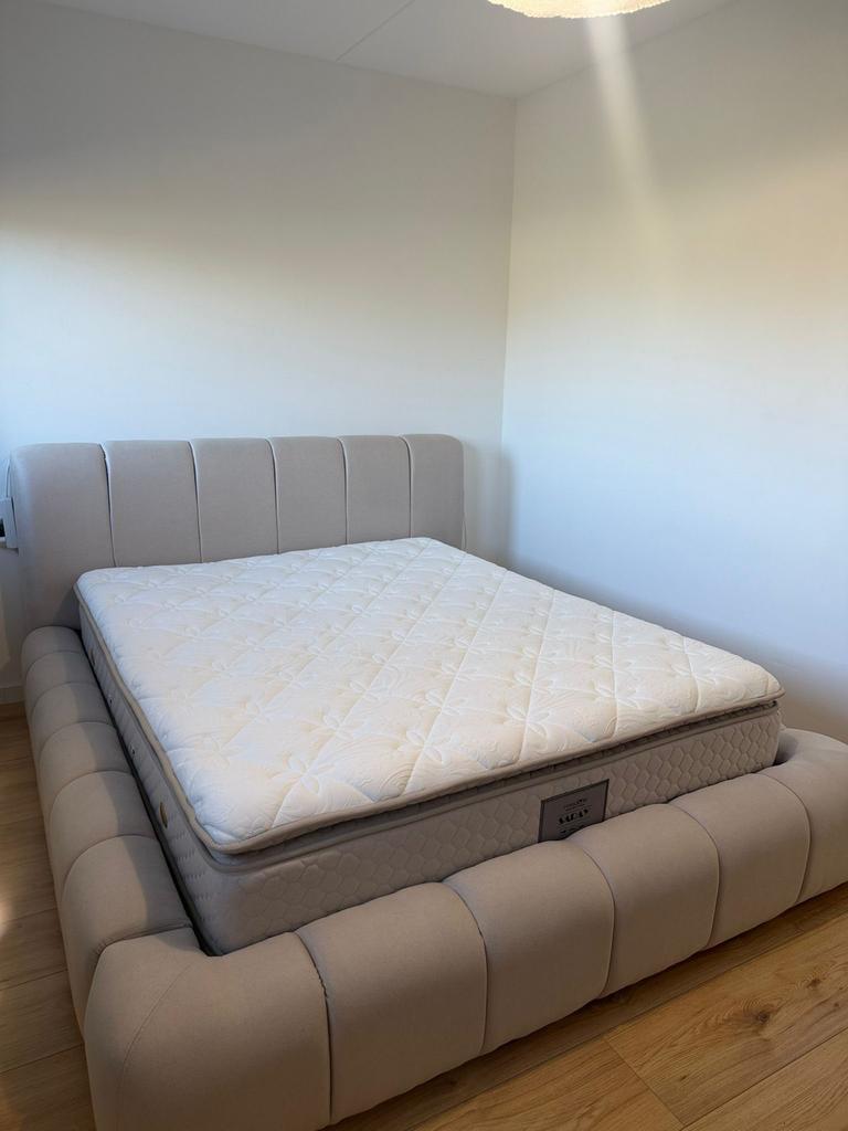 Boxspring met Opbergruimte en orthopedische Matras, Ophalen, Beige, Tweepersoons, Zo goed als nieuw