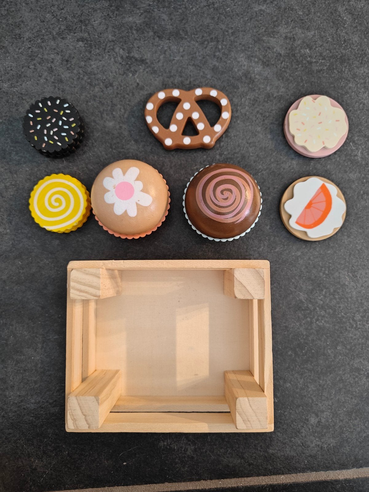 Houten speelgoed gebakjes en kratje, Ophalen of Verzenden, Zo goed als nieuw, Jongen of Meisje