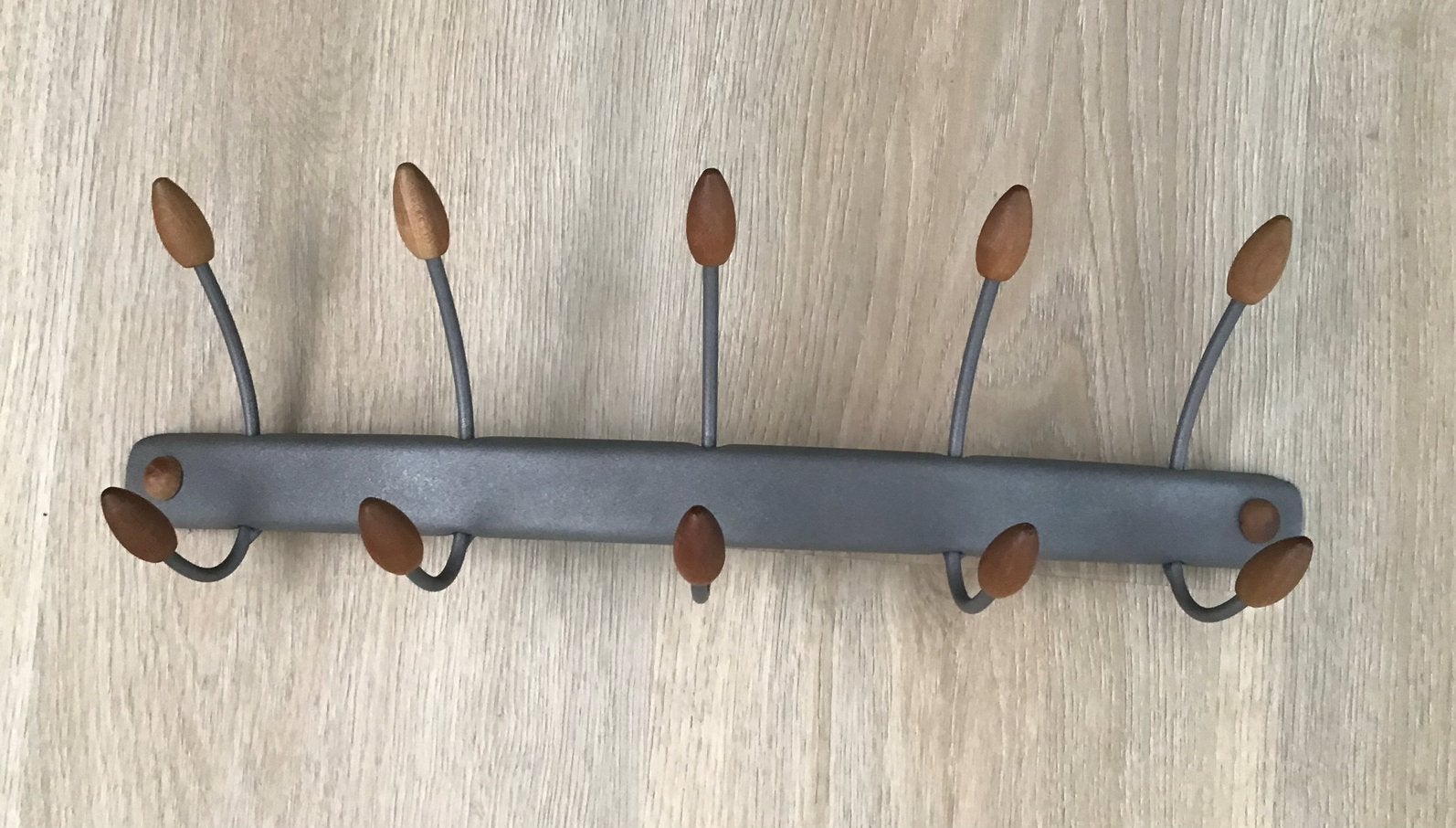 Grijs Metalen kapstok met houten knopjes (10 haken), Wandkapstok, Ophalen of Verzenden, Zo goed als nieuw, Minder dan 100 cm