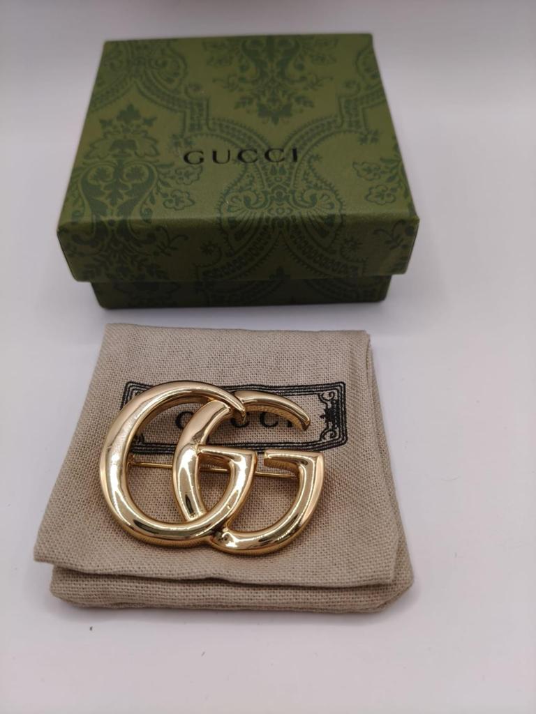 Elegante Gucci GG Broche Goudkleurig, Sieraden, Tassen en Uiterlijk, Broches, Overige materialen, 4 tot 7 cm, Nieuw, Ophalen of Verzenden