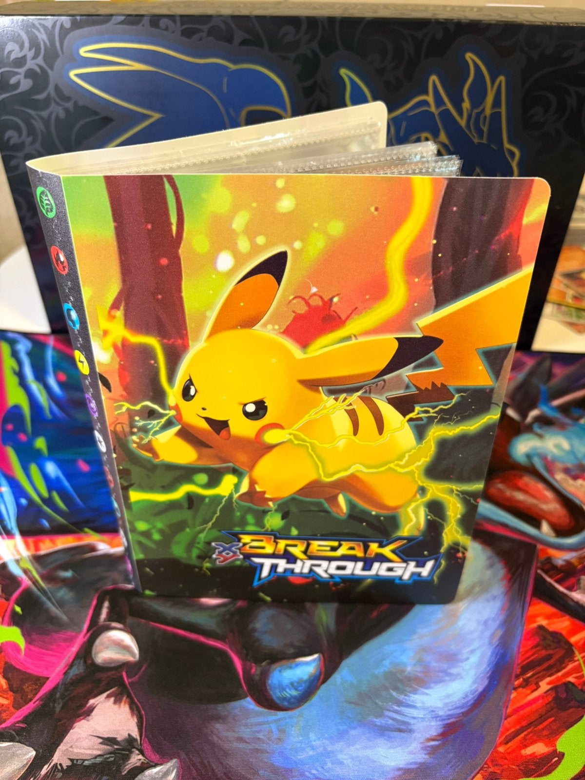 Pokémon Verzamelmap 240 Kaarten - 50+ Orginele Kaarten, Ophalen of Verzenden, Nieuw, Boek of Catalogus