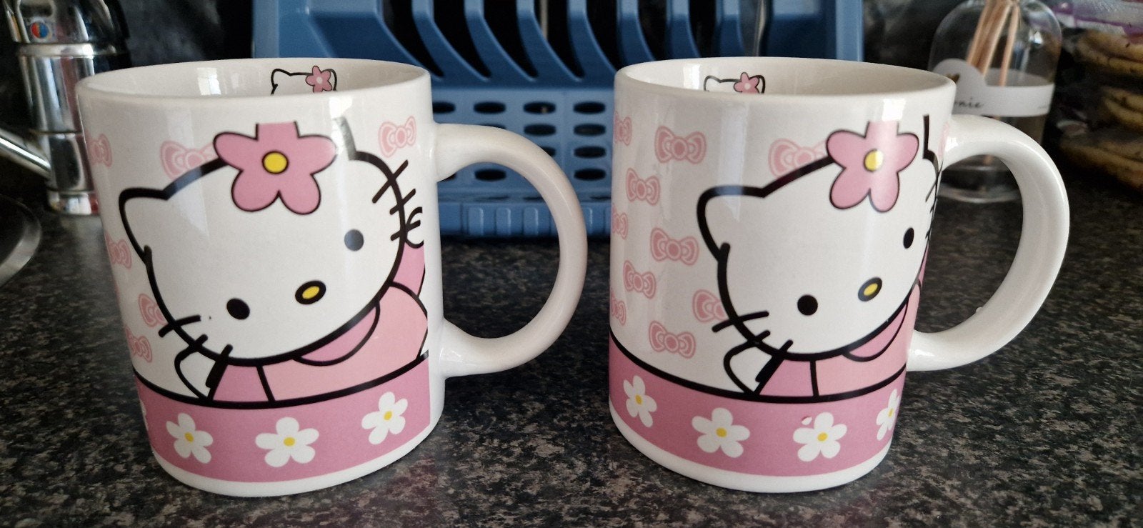 2 Hello Kitty mokken - Roze met bloemetjes en Hello Kitty, Ophalen of Verzenden, Zo goed als nieuw, Overige stijlen, Kop(pen) en/of Schotel(s)