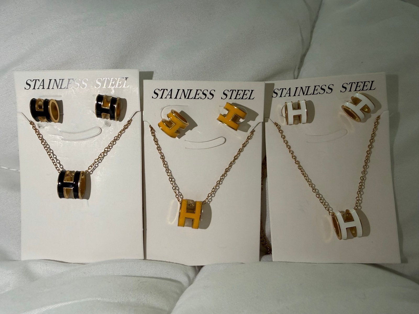 Stijlvolle Ketting en Oorbellen Set met 'H' Design, Zwart, Nieuw, Ophalen of Verzenden, Overige materialen