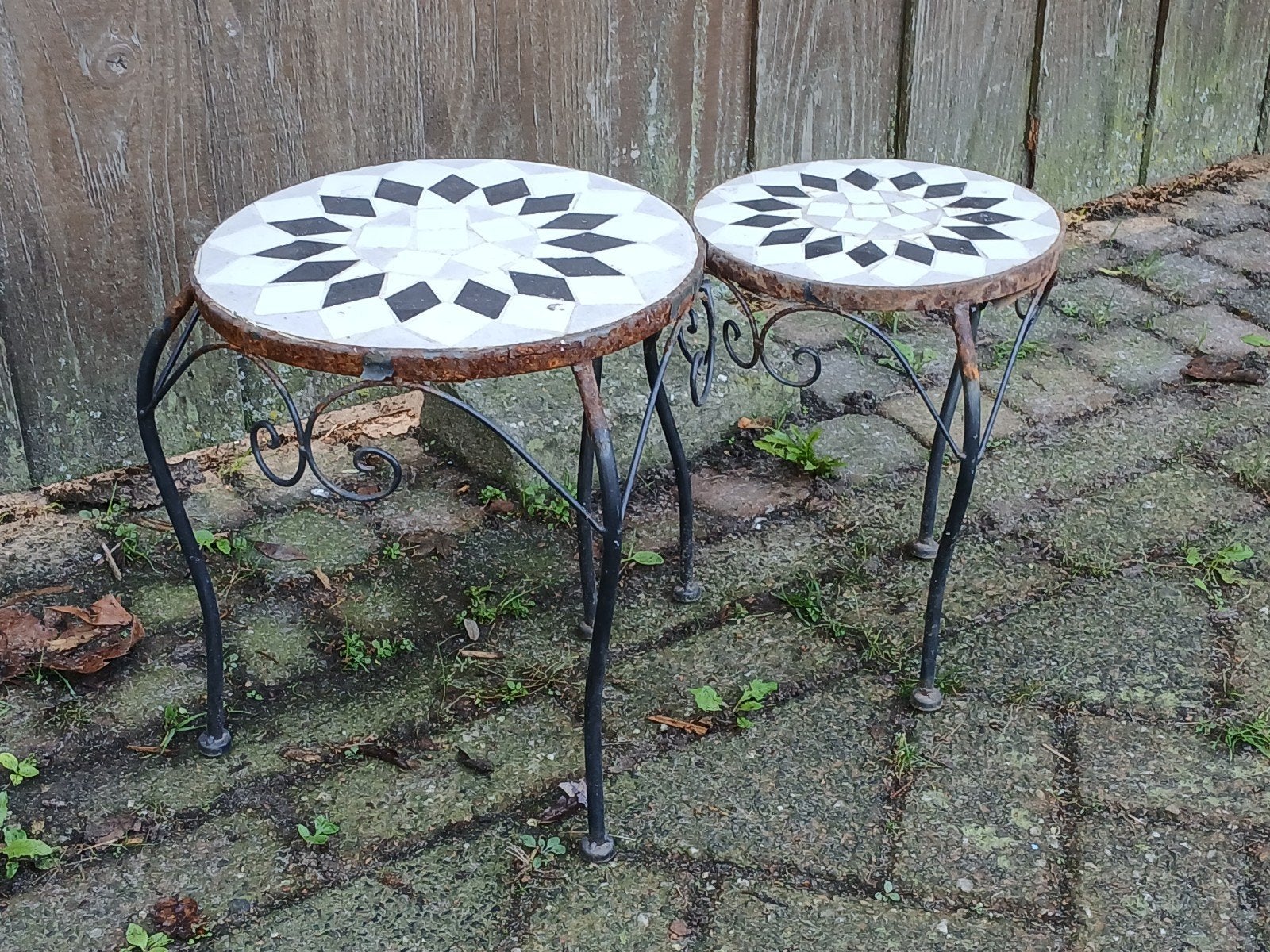 Set van 2 mozaïek bijzettafels - metaal en tegels, Antiek en Kunst, Ophalen of Verzenden