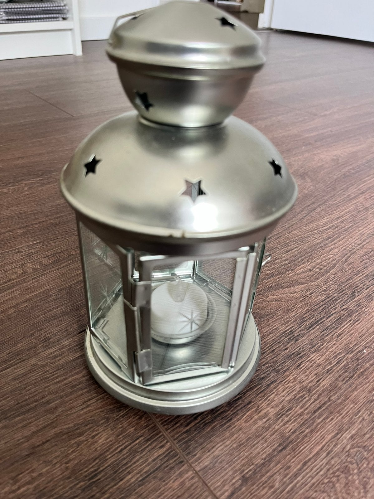 IKEA zilverkleurige metalen lantaarn met glazen raampjes, Huis en Inrichting, Lantaarn, IKEA, Ophalen of Verzenden, Zo goed als nieuw