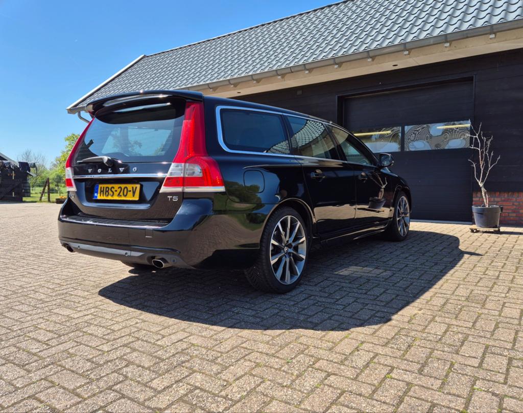Volvo V70 T5 245PK 8-Traps Geartronic, 1800 kg, 4 cilinders, 1969 cc, Zwart