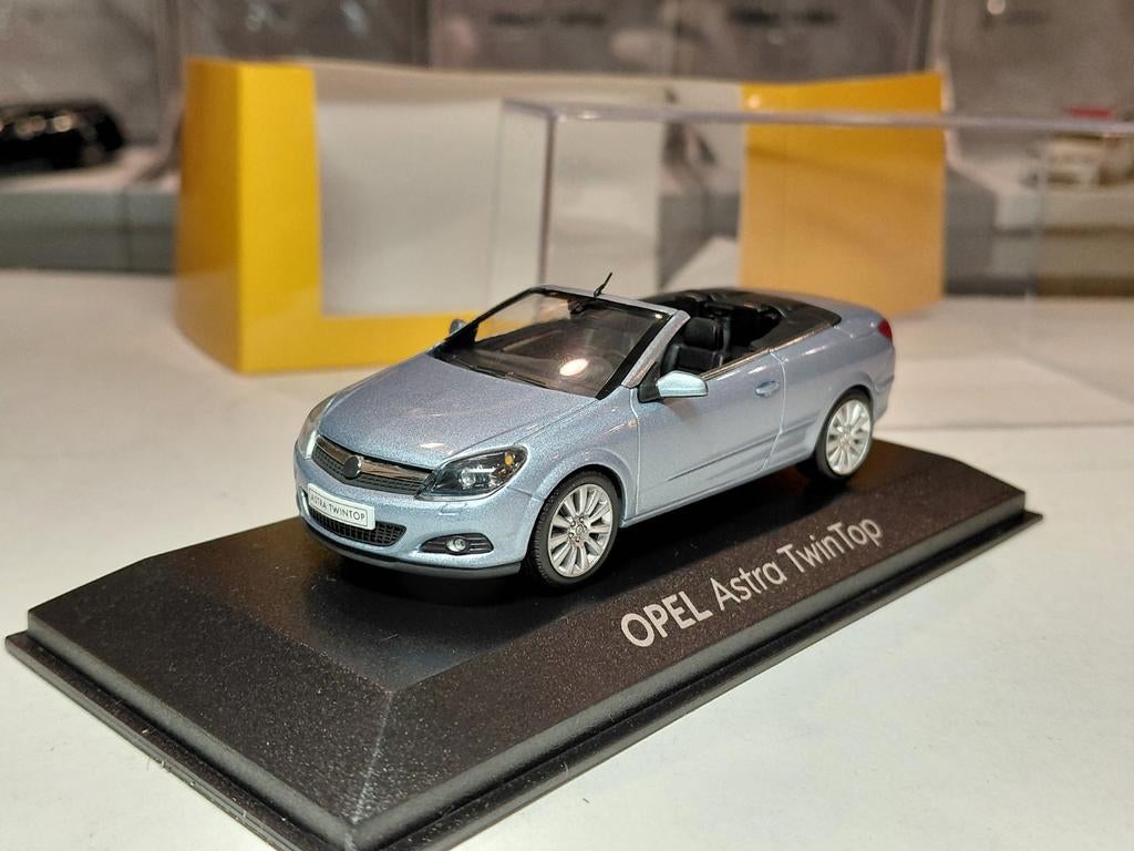 Opel Astra H TwinTop 2006-2010 lichtblauw 1/43 Minichamps, Ophalen of Verzenden, Zo goed als nieuw, Auto, MiniChamps