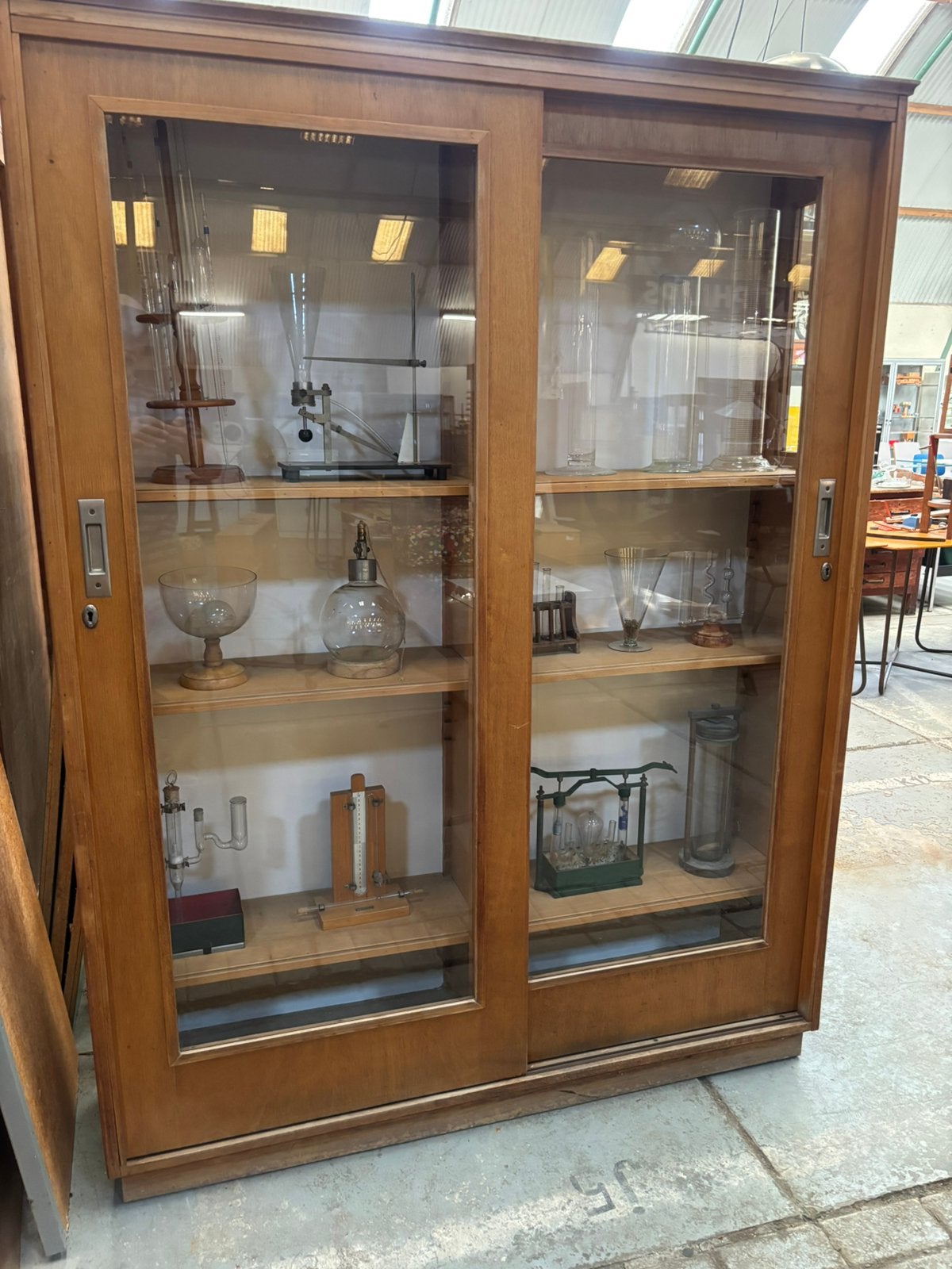 Vintage schoolkast/vitrinekast, Huis en Inrichting, Kasten | Vitrinekasten, Ophalen, 100 tot 150 cm, 150 tot 200 cm, 25 tot 50 cm