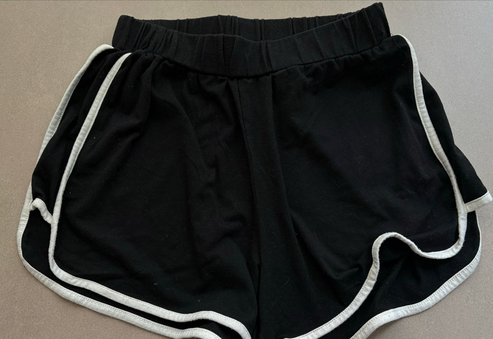 Zwarte korte broek met witte bies - Maat XS, Kort, Zwart, Ophalen of Verzenden, Zo goed als nieuw