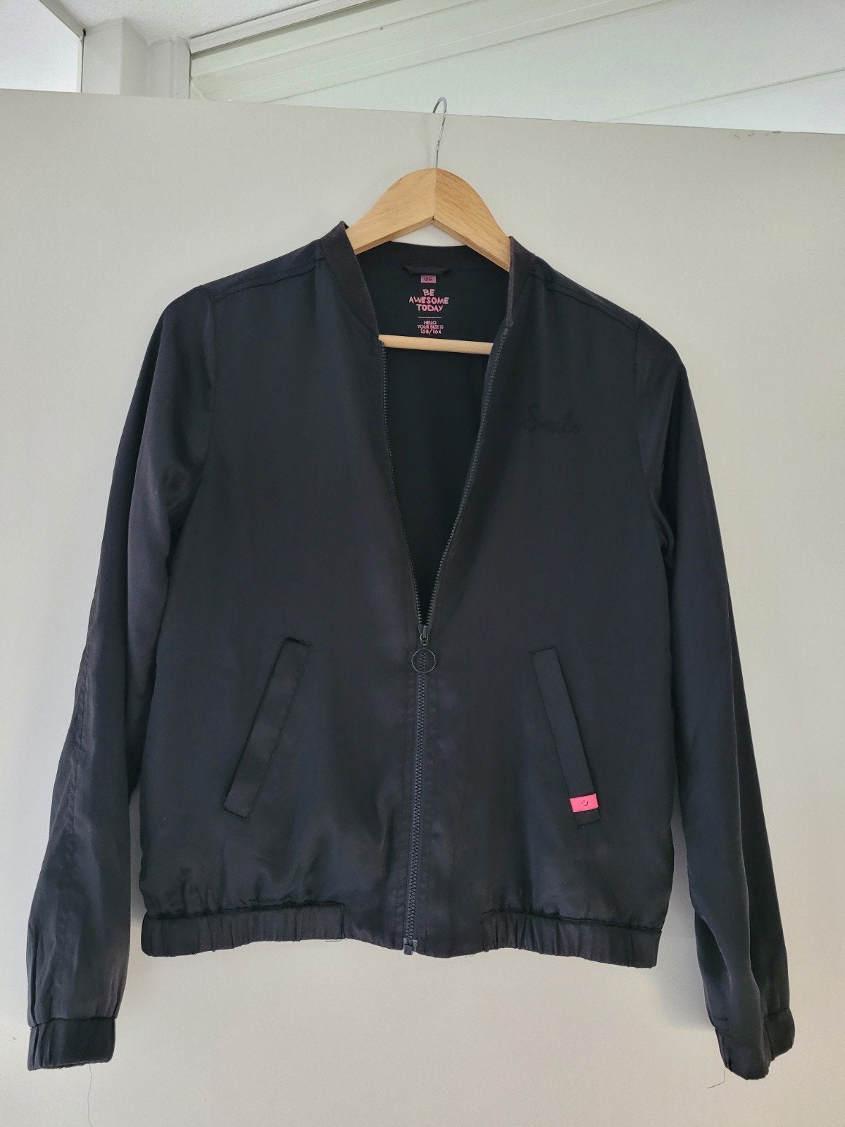 Zwart glimmend jasje - WE - Maat 158/164, Meisje, Ophalen of Verzenden, Zo goed als nieuw, WE Fashion