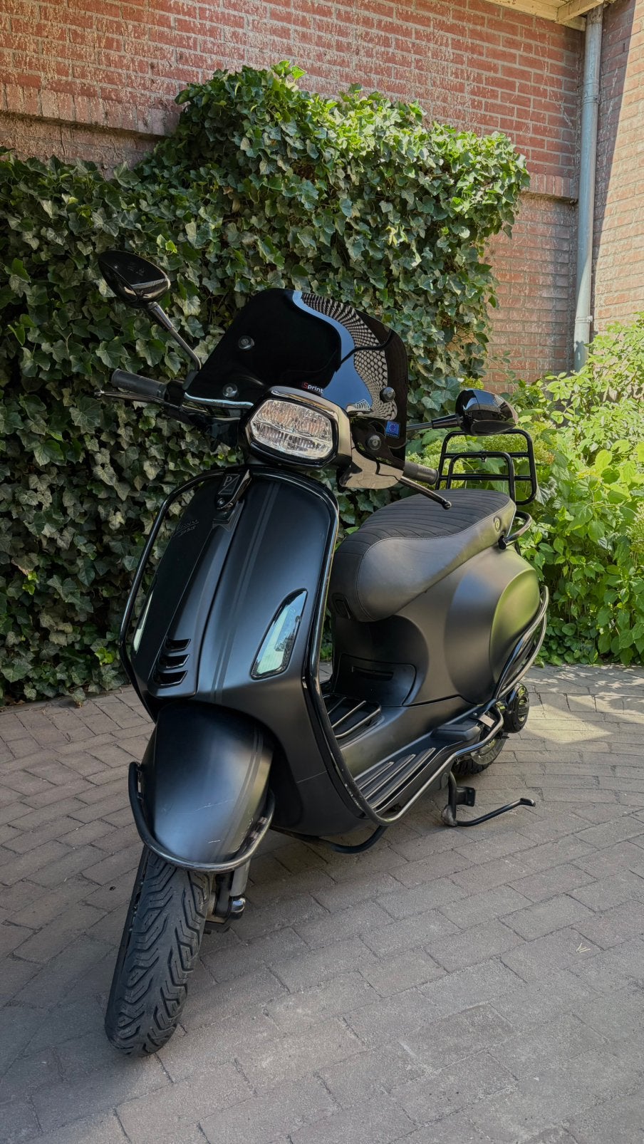 Vespa Sprint Notte 2021 - BROM, mat zwart, Fietsen en Brommers, Scooters | Vespa, Ophalen, Gebruikt, Maximaal 45 km/u, Vespa S