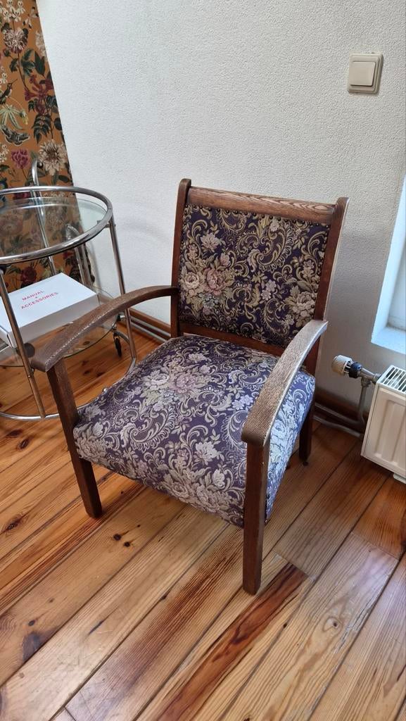 Houten stoel met bloemenpatroon, Ophalen