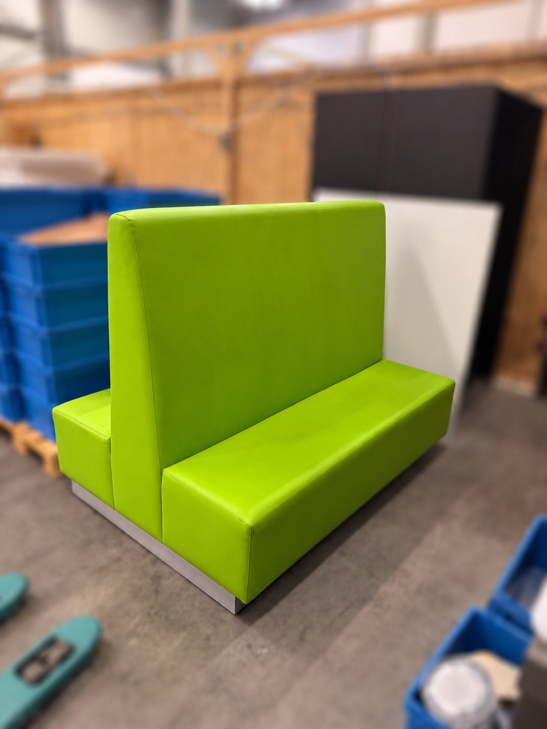3 grote groene treinbanken / horecabanken 180 cm, Ophalen, Kunststof, Gebruikt, Horeca treinbank