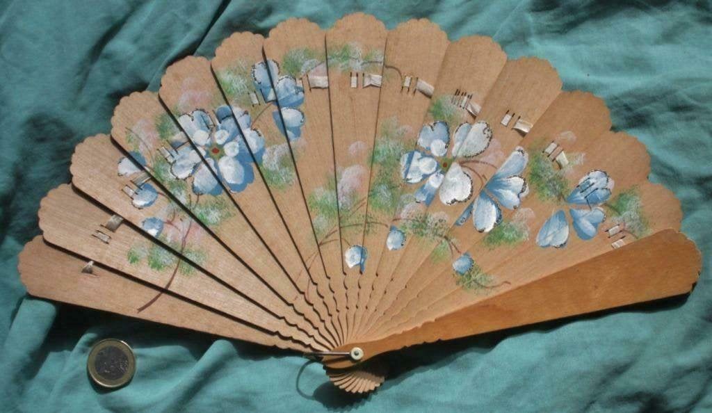 Een met de hand beschilderde houten waaier, Antiek en Kunst, Antiek | Kleding en Accessoires, Ophalen of Verzenden, Dames