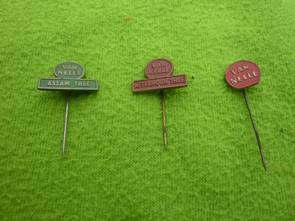 Vintage Van Nelle Thee Speldjes - Assam & Afternoon Thee, Ophalen of Verzenden, Gebruikt, Merk, Speldje of Pin