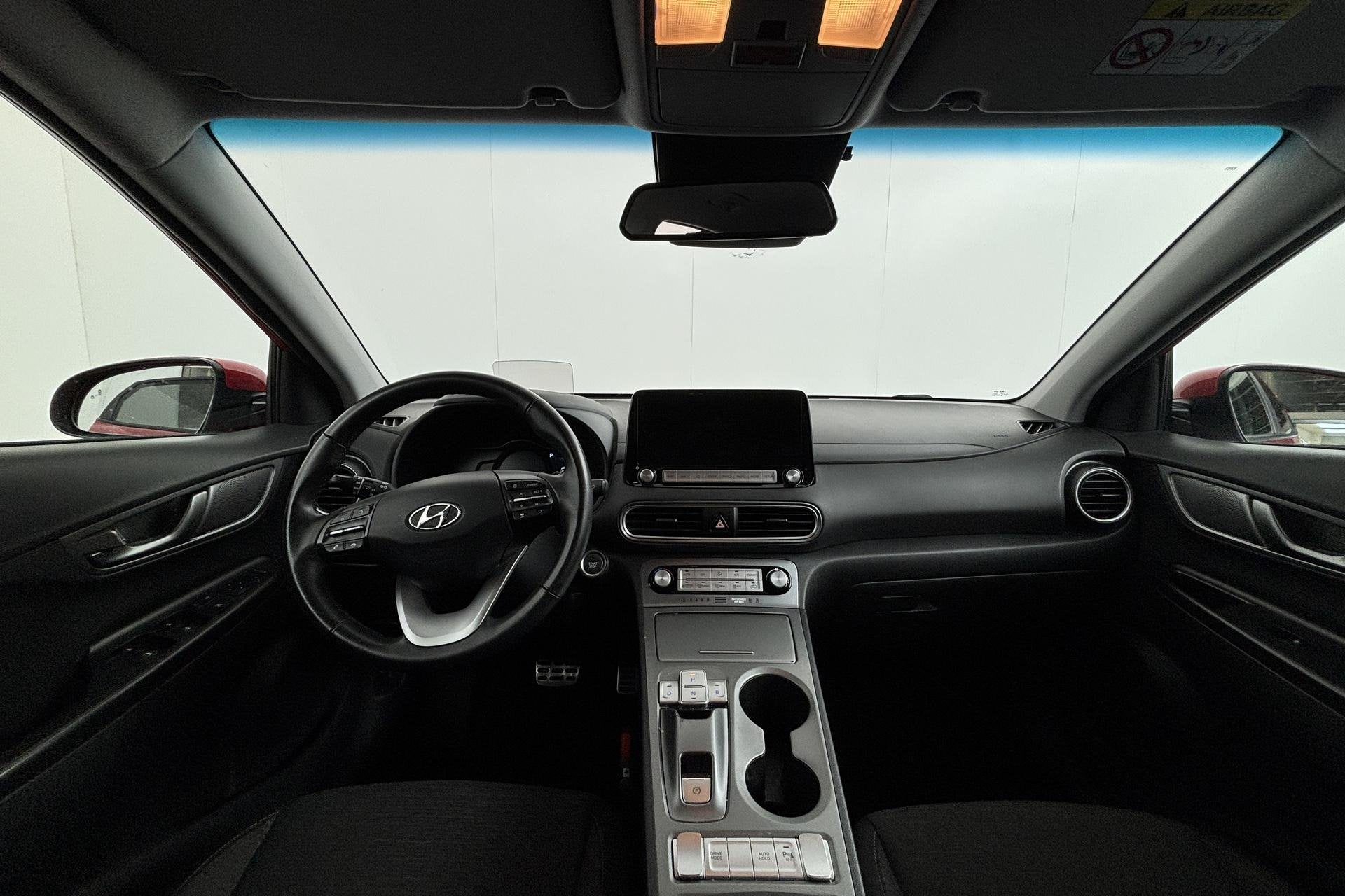 Hyundai Kona EV Fashion 64 kWh Rode blikvanger met slim rijc, Auto's, Stof, Gebruikt, Origineel Nederlands, 64 kWh
