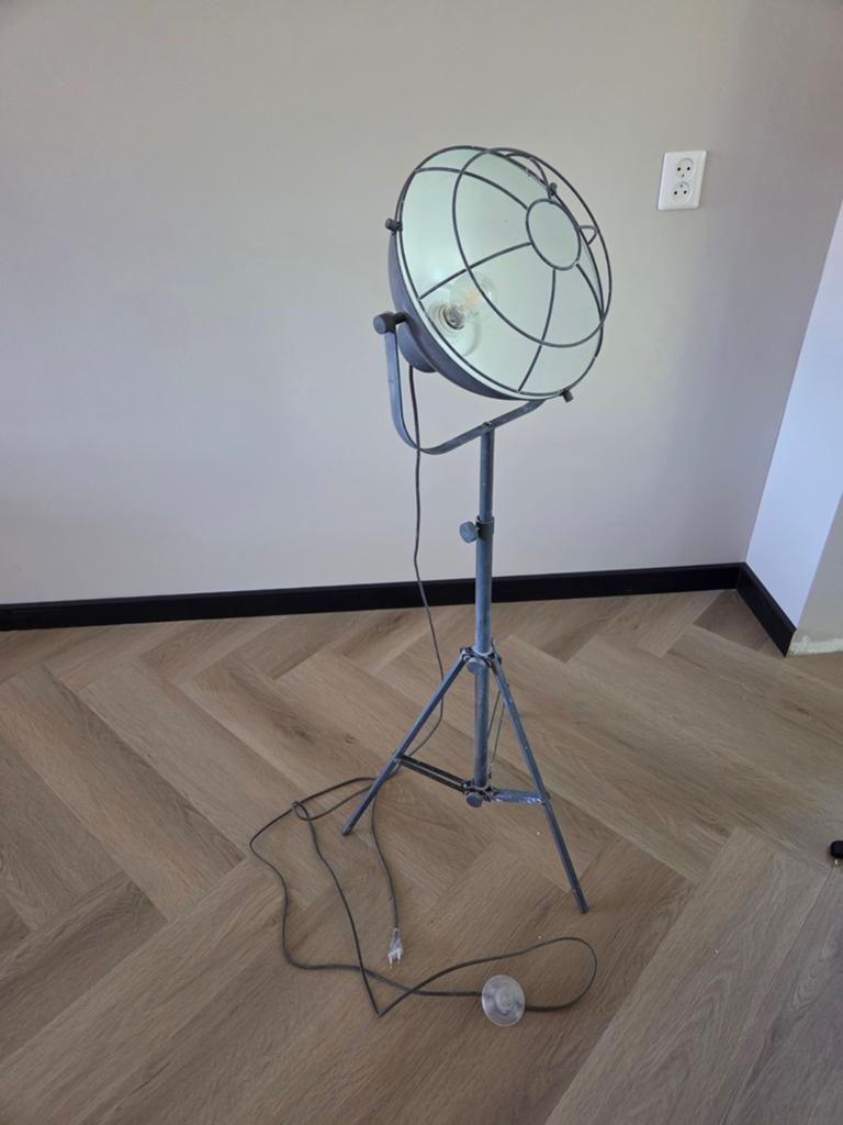 Industriële grijze vloerlamp op statief, Ophalen, Gebruikt, 100 tot 150 cm, Metaal