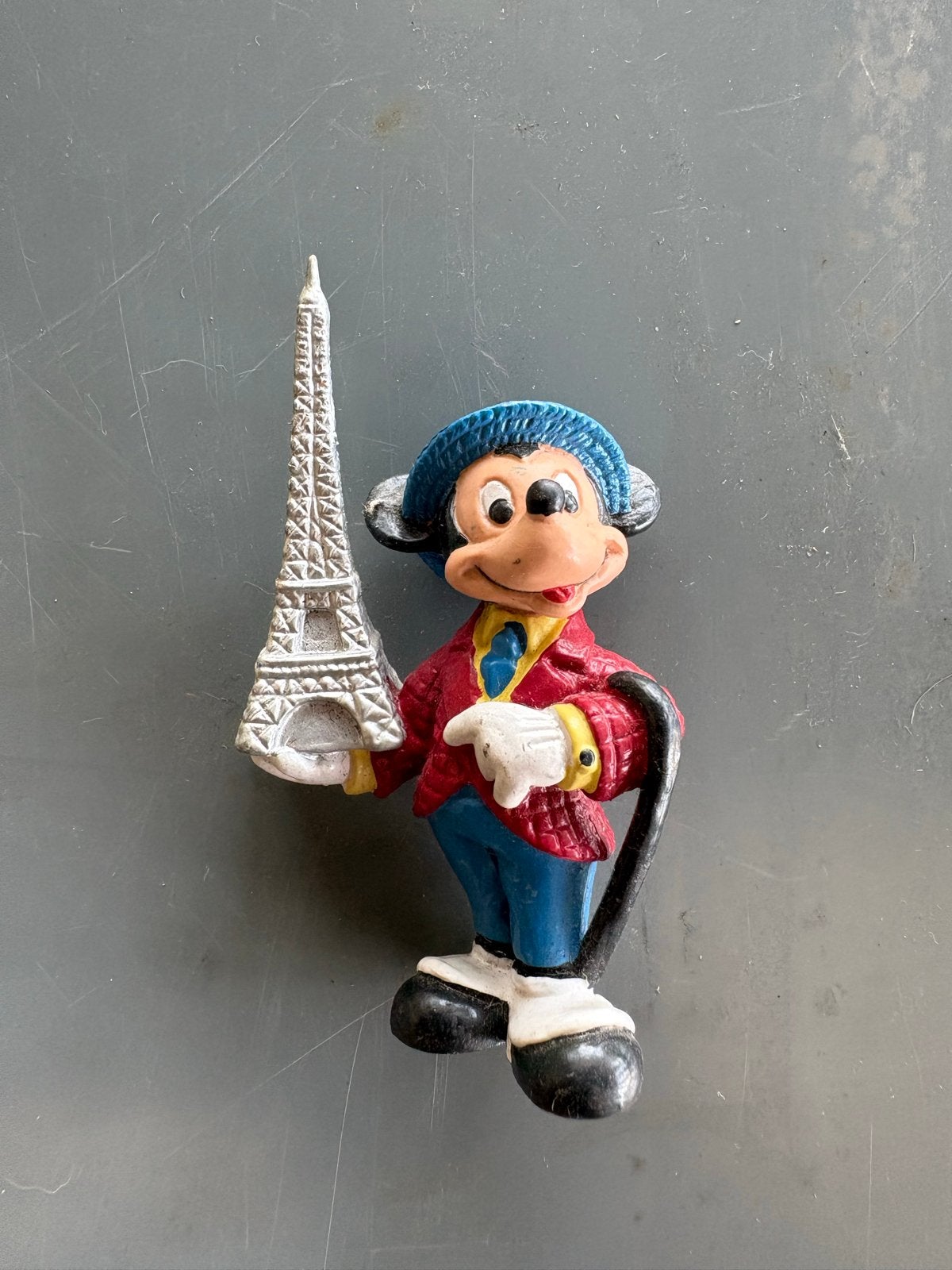 Vintage Mickey Mouse beeldje met Eiffeltoren - Disney, Verzenden, Mickey Mouse, Gebruikt, Beeldje of Figuurtje