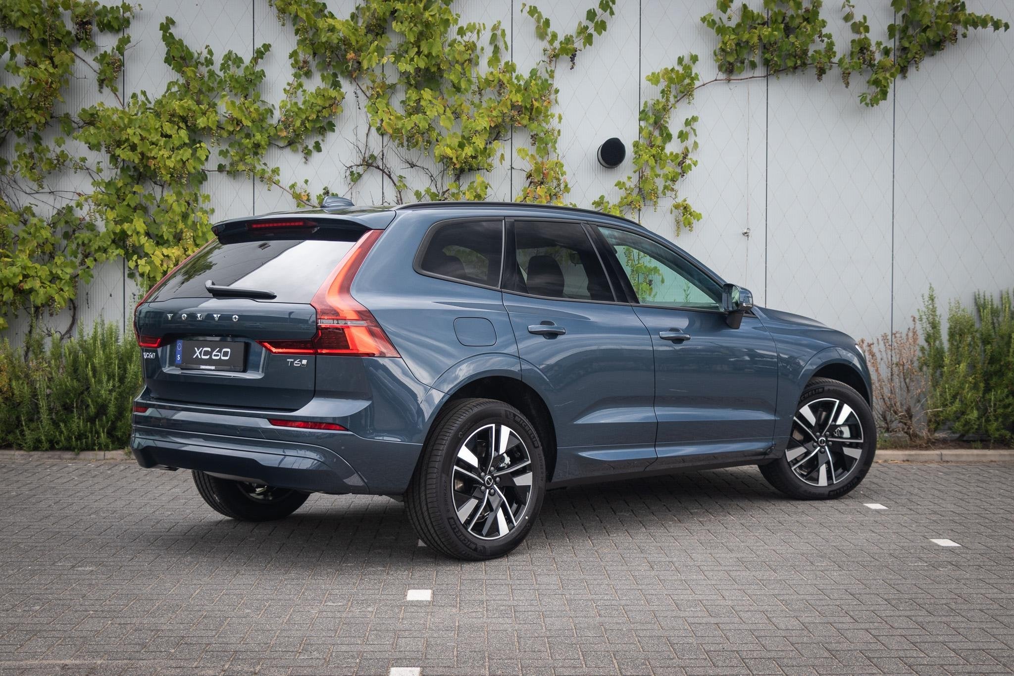 Volvo XC60 T6 Plug-in hybrid AWD Essential | Gratis Trekhaak, Auto's, Automaat, 12 maanden, 4 cilinders, Blauw