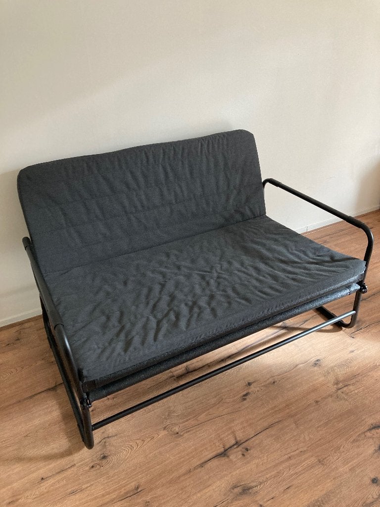 Slaapbankje IKEA zgan donkergrijs en zwart metalen onderstel, Huis en Inrichting, Slaapkamer | Slaapbanken, Ophalen, Zwart, Zo goed als nieuw