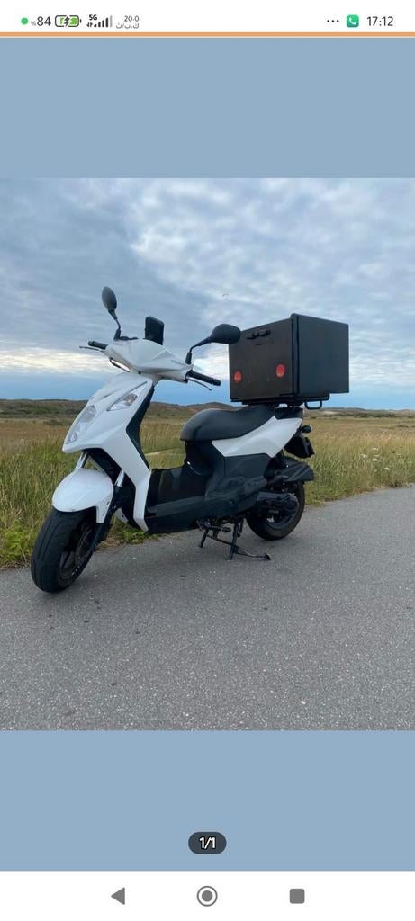 Witte scooter met bezorgbox - Ideaal voor stadsritten, Ophalen of Verzenden, Gebruikt, Overige typen, Overige merken
