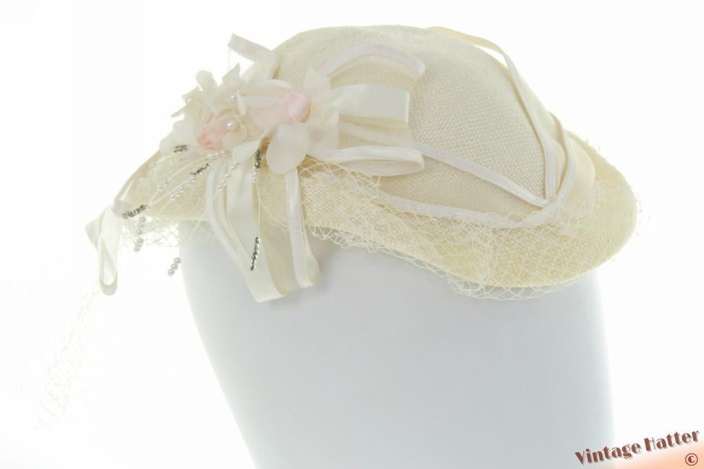 Vintage Trouwhoedje gebroken-wit sisal strik en voile 56-57, Kleding | Dames, Hoeden en Petten, Gedragen, Hoed, 56 of 57 cm (M, 7 of 7⅛ inch)