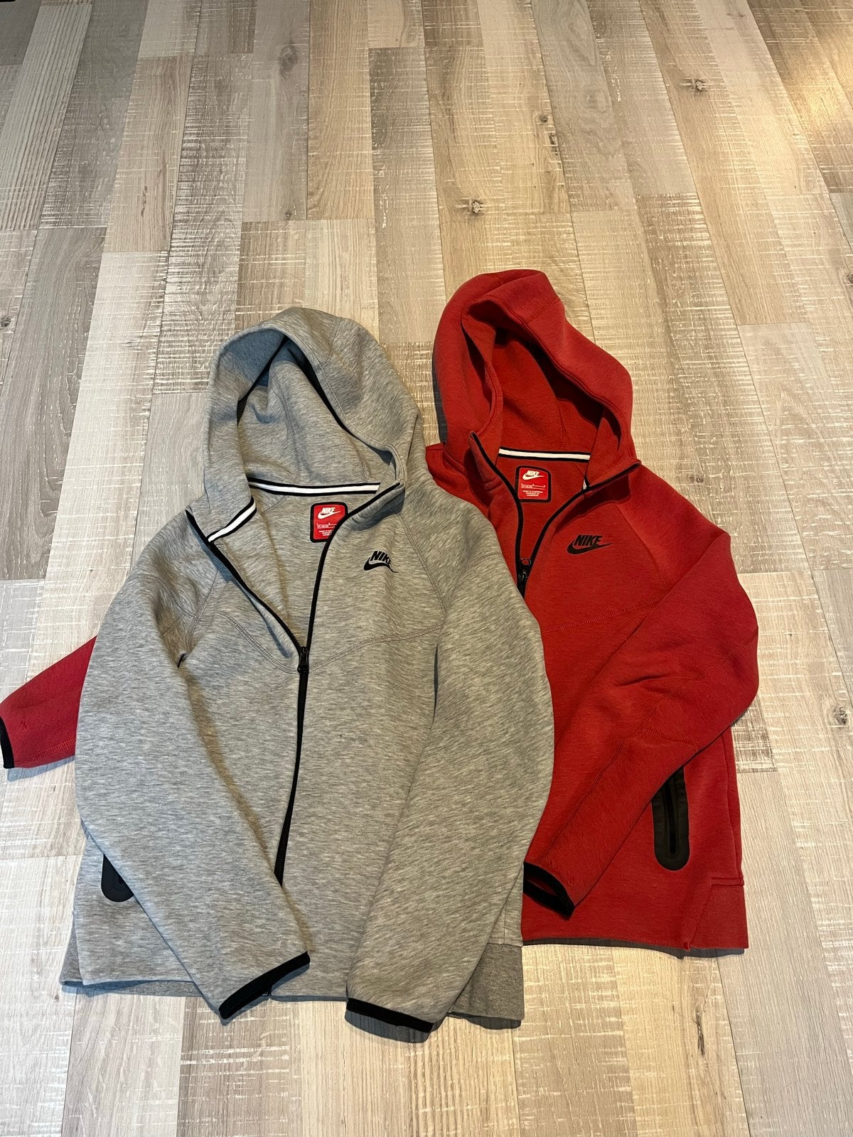 2 Nike Tech Fleece Vesten- Maat L (147-158 cm), Ophalen, Gebruikt, Jongen of Meisje
