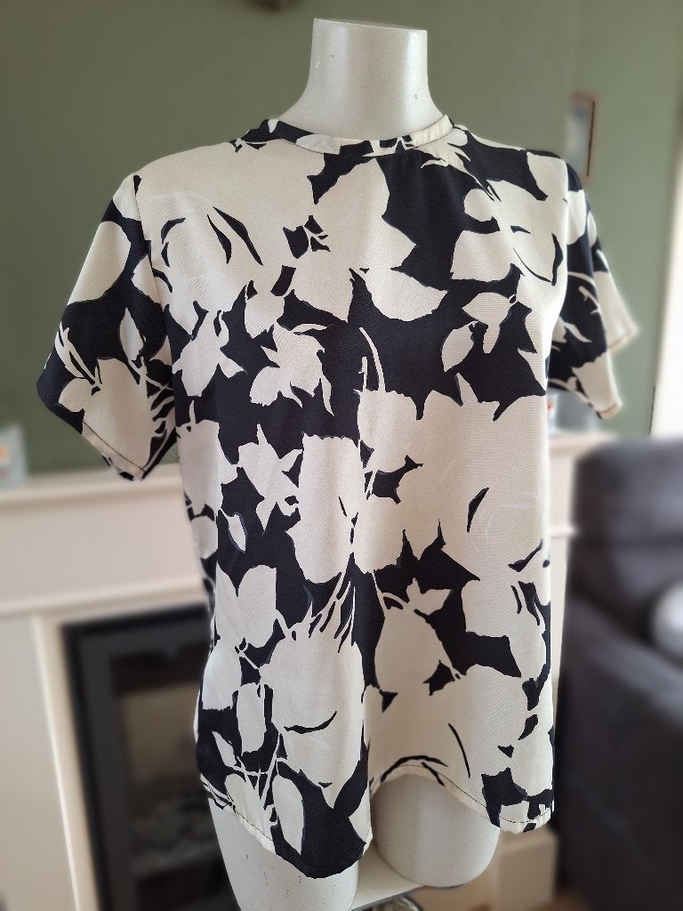 Seventy mooie crème zwarte top IT 42 NL 38, Kleding | Dames, Maat 38/40 (M), Verzenden, Zwart, Zo goed als nieuw