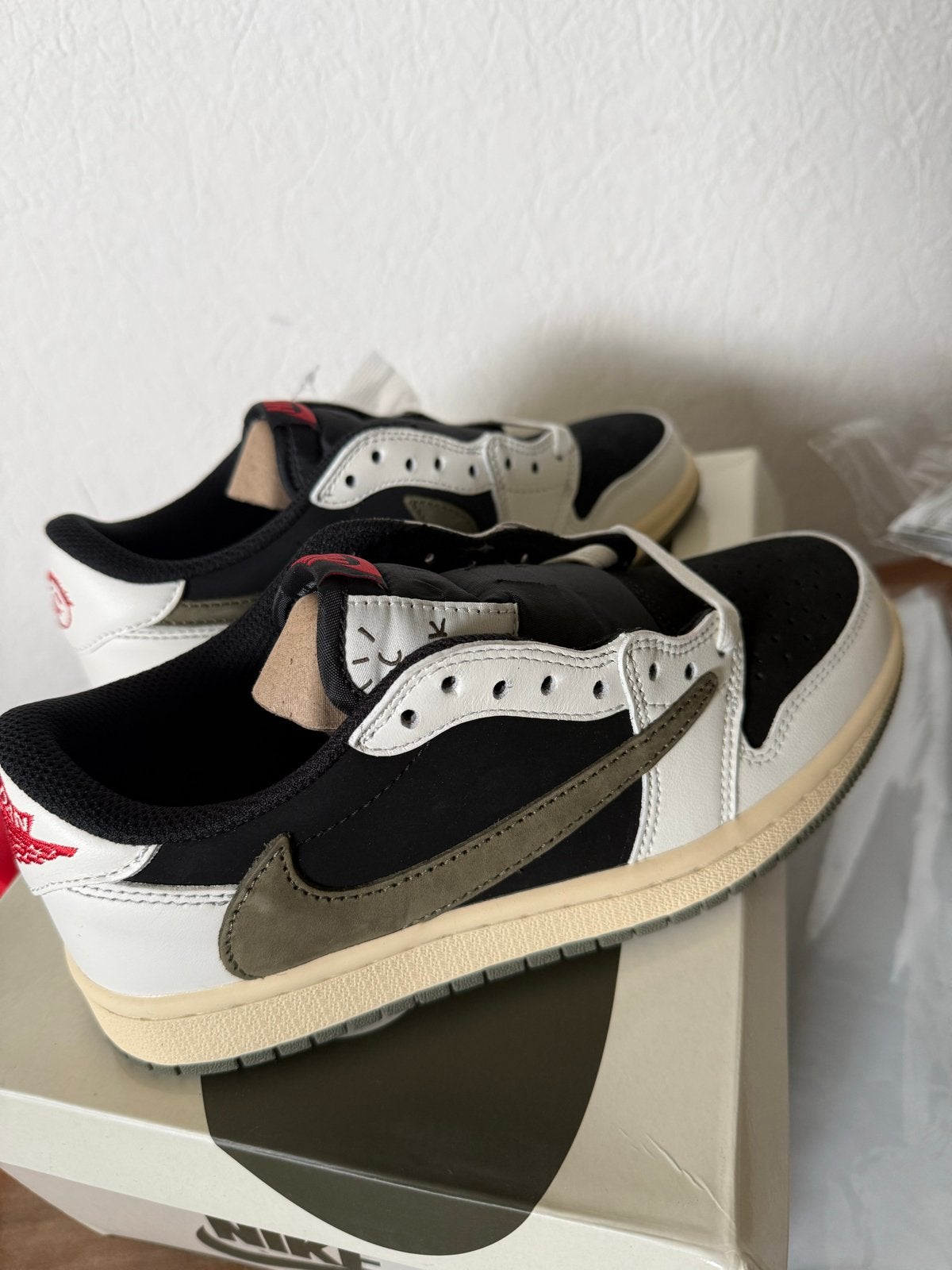 Travis Scott Olive Green Sneakers - Nieuw & Ongedragen, Ophalen of Verzenden, Nieuw, Overige kleuren