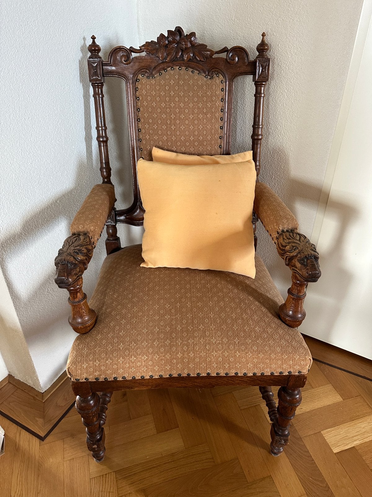 Antieke houten stoel met leeuwenkoppen, Antiek en Kunst, Antiek | Meubels | Stoelen en Banken, Ophalen