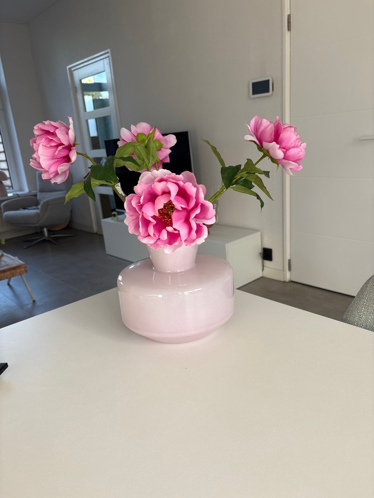 Zo goed als nieuwe vaas met kunst pioenrozen (Silk-ka), Inclusief decoratie, Ophalen of Verzenden, Roze, Glas