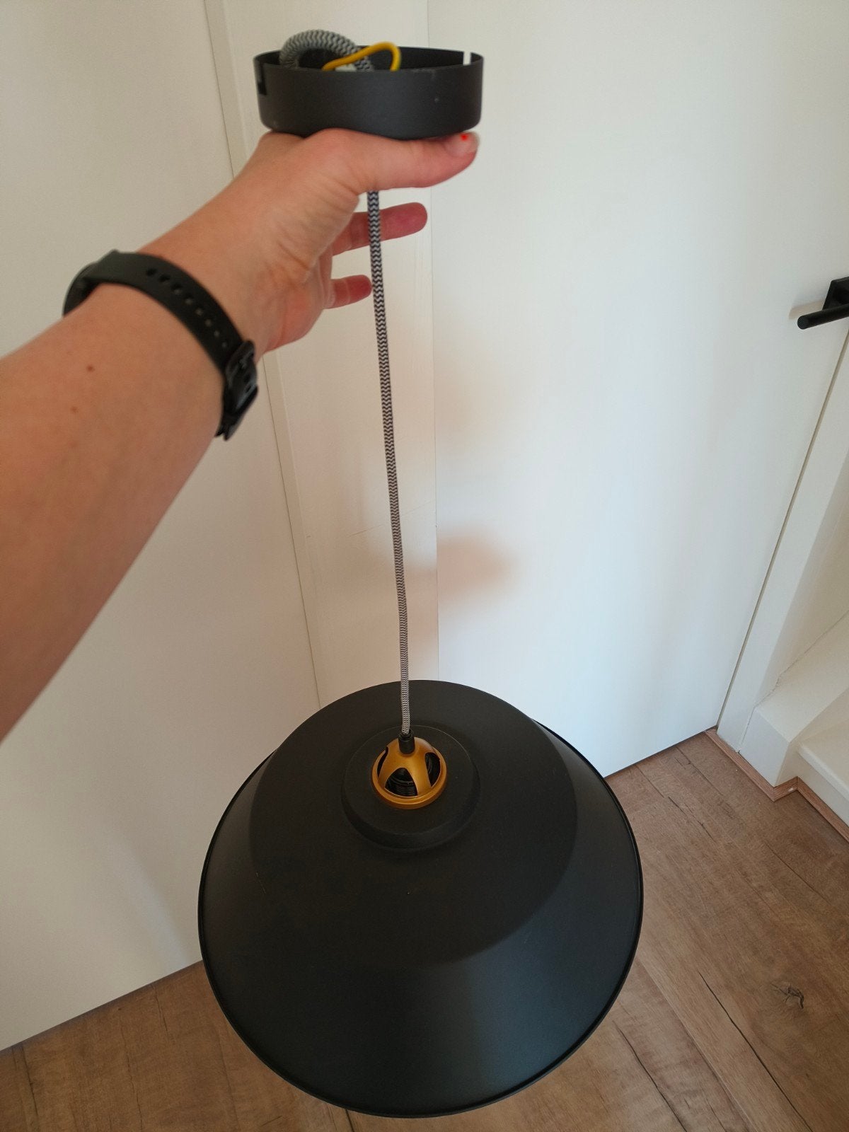 Zwarte hanglamp met gouden binnenkant - E27 fitting, Ophalen, E27 (groot), Zo goed als nieuw, Metaal